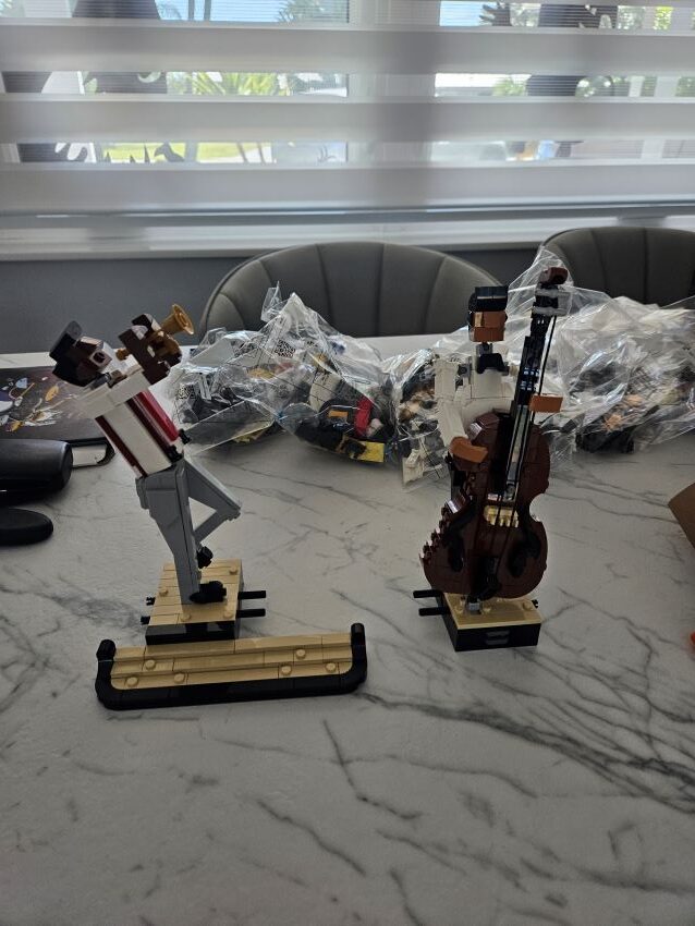 Lego Jazz set assembles in 4 parts